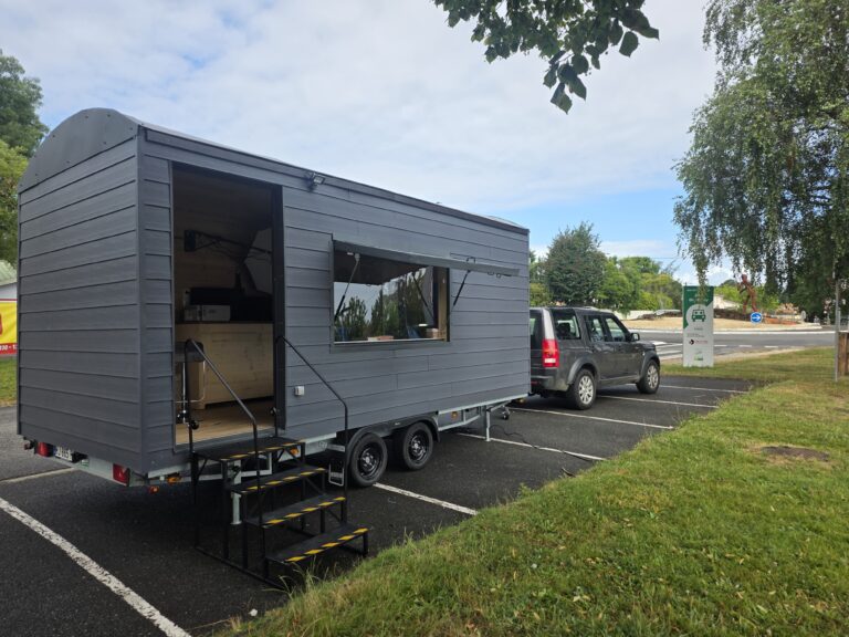 Tiny installée sur le parking de réjouit en face du Aldi